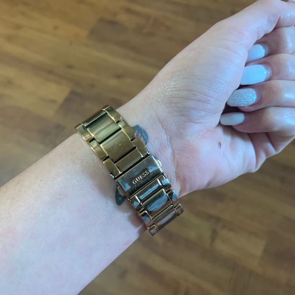 Guess - Picture 3 of 4